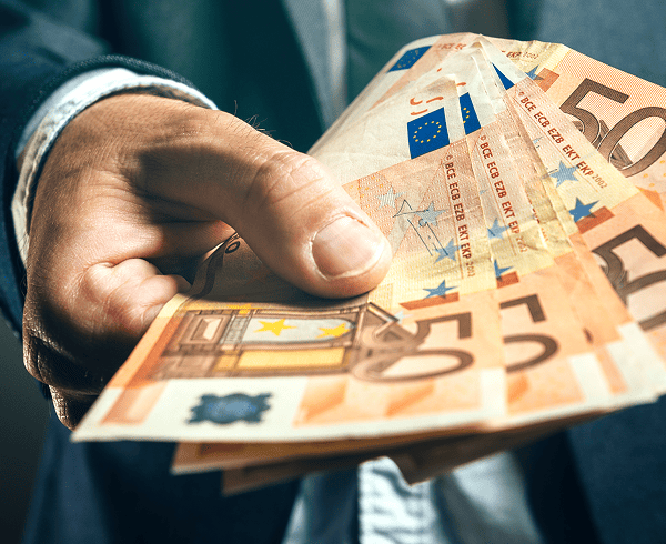 Main tenant billets euros